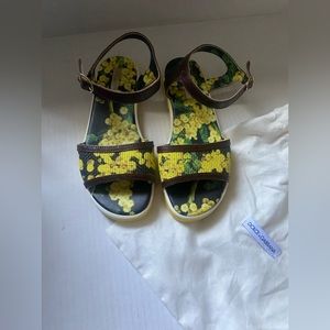 Dolce & Gabbana sandals in brown and yellow. Size 34 in excellent condition.